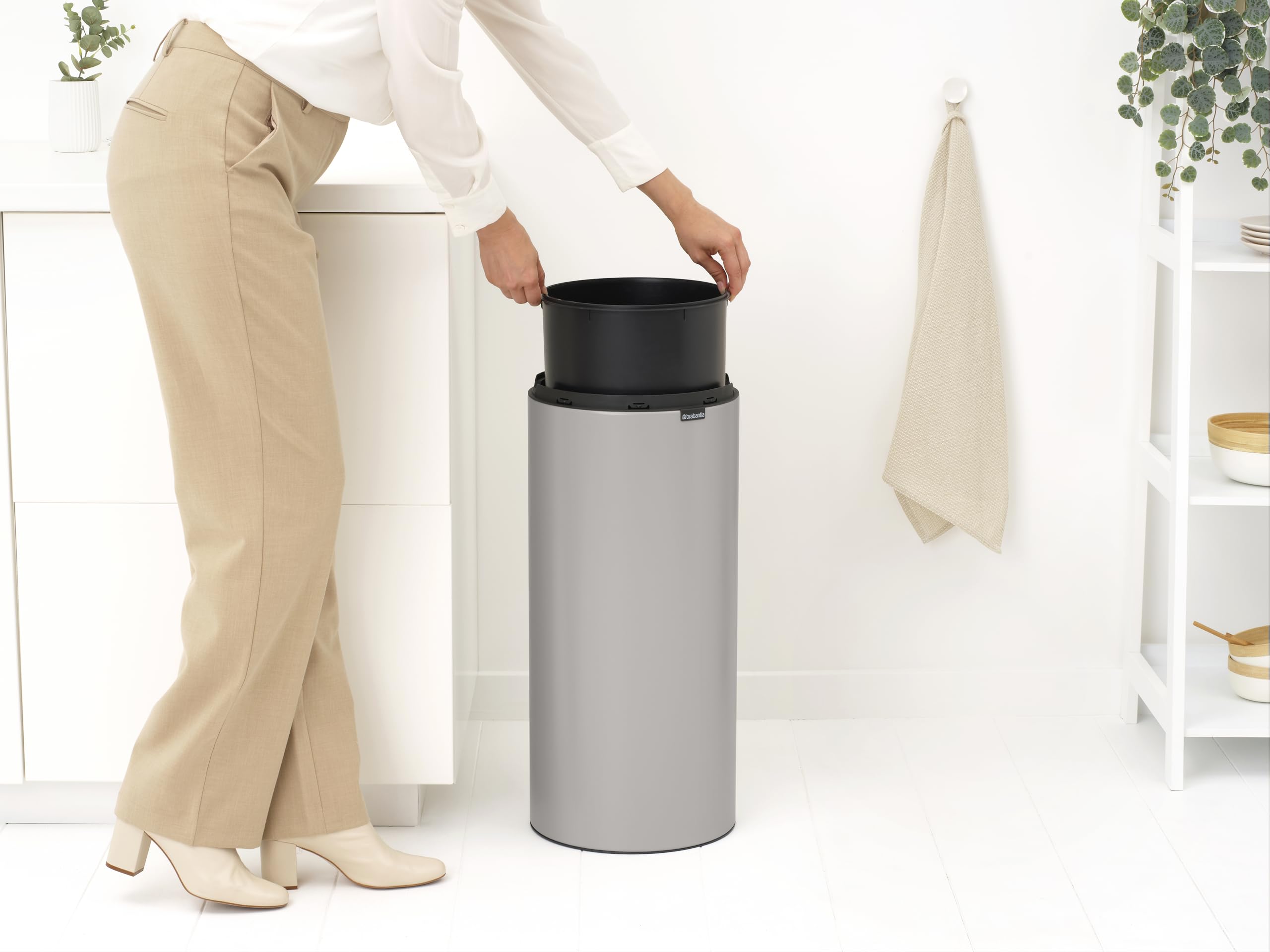 brabantia-touch-bin-new-30-l-soft-grey-touch-m-lleimer image 6