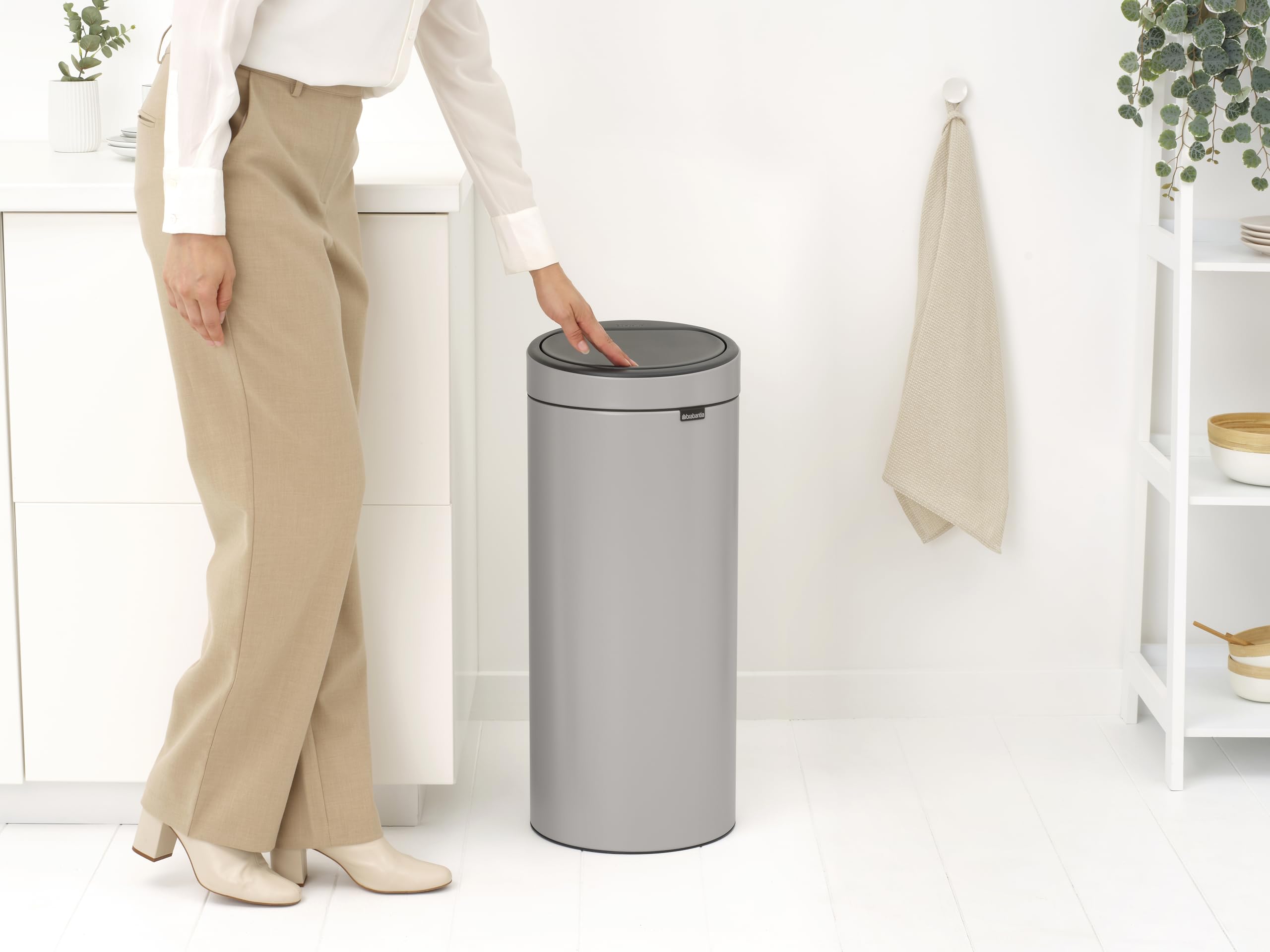 brabantia-touch-bin-new-30-l-soft-grey-touch-m-lleimer image 5