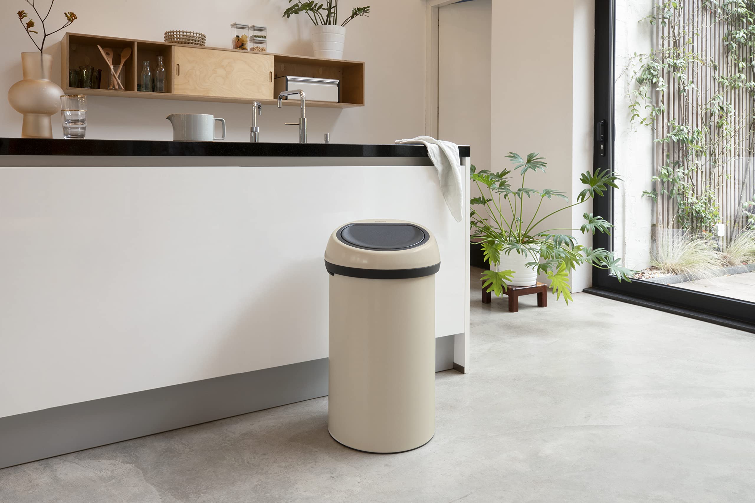 brabantia-touch-bin-m-lleimer-zartbeige-60l-soft-touch image 4