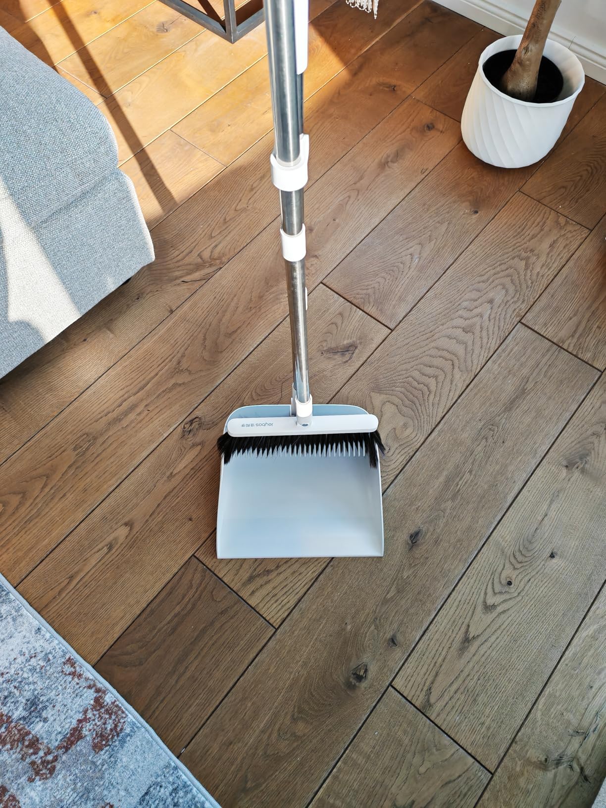 Steht platzsparend