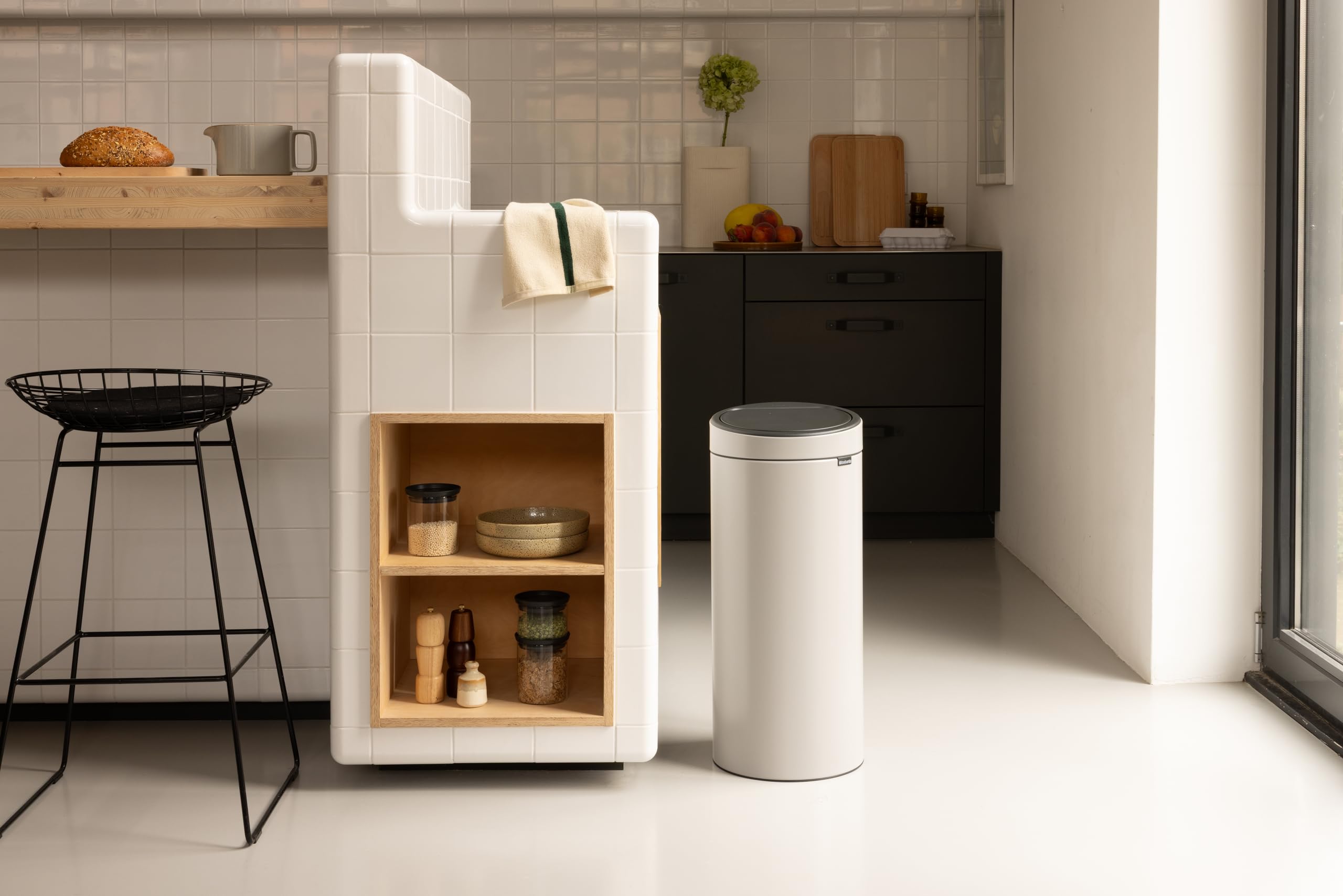 brabantia-touch-bin-new-30-l-soft-grey-touch-m-lleimer image 7