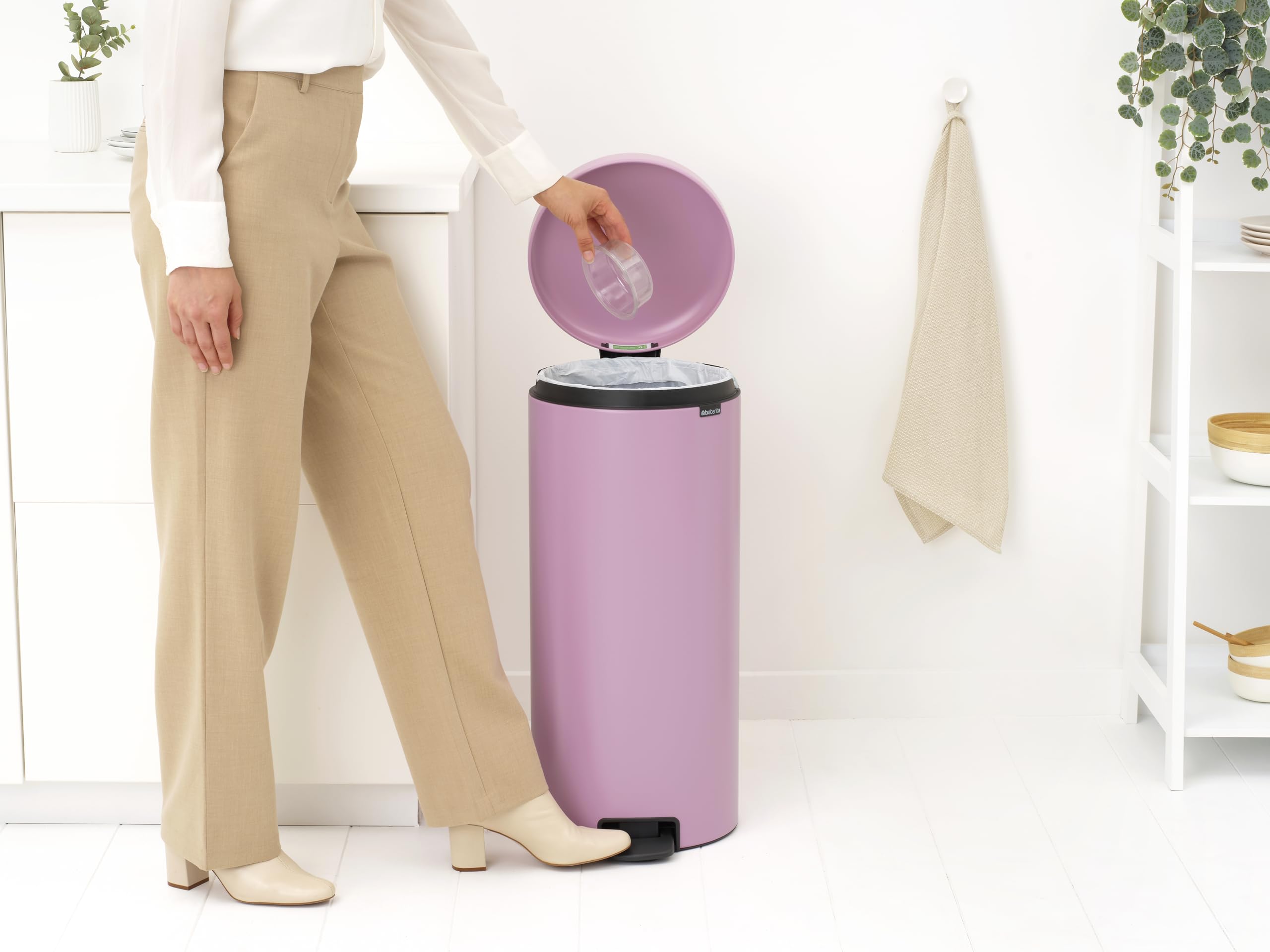 brabantia-newicon-tretm-lleimer-30-l-lilac-pink-soft-close image 5