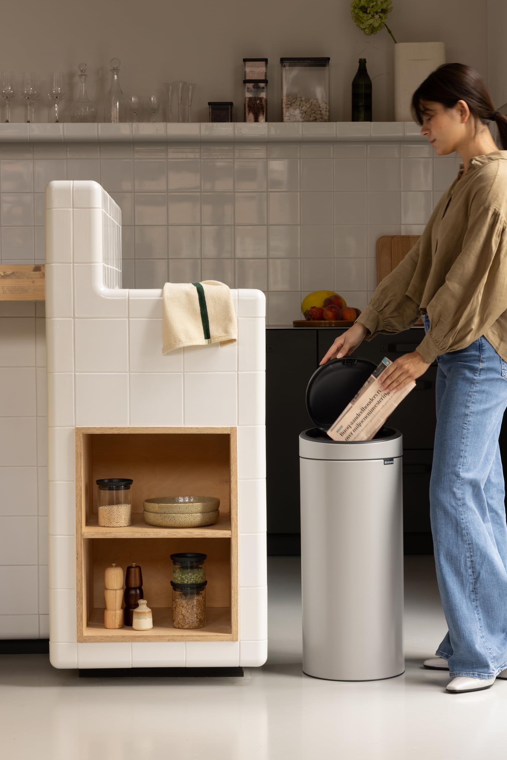 brabantia-touch-bin-new-30-l-soft-grey-touch-m-lleimer image 8