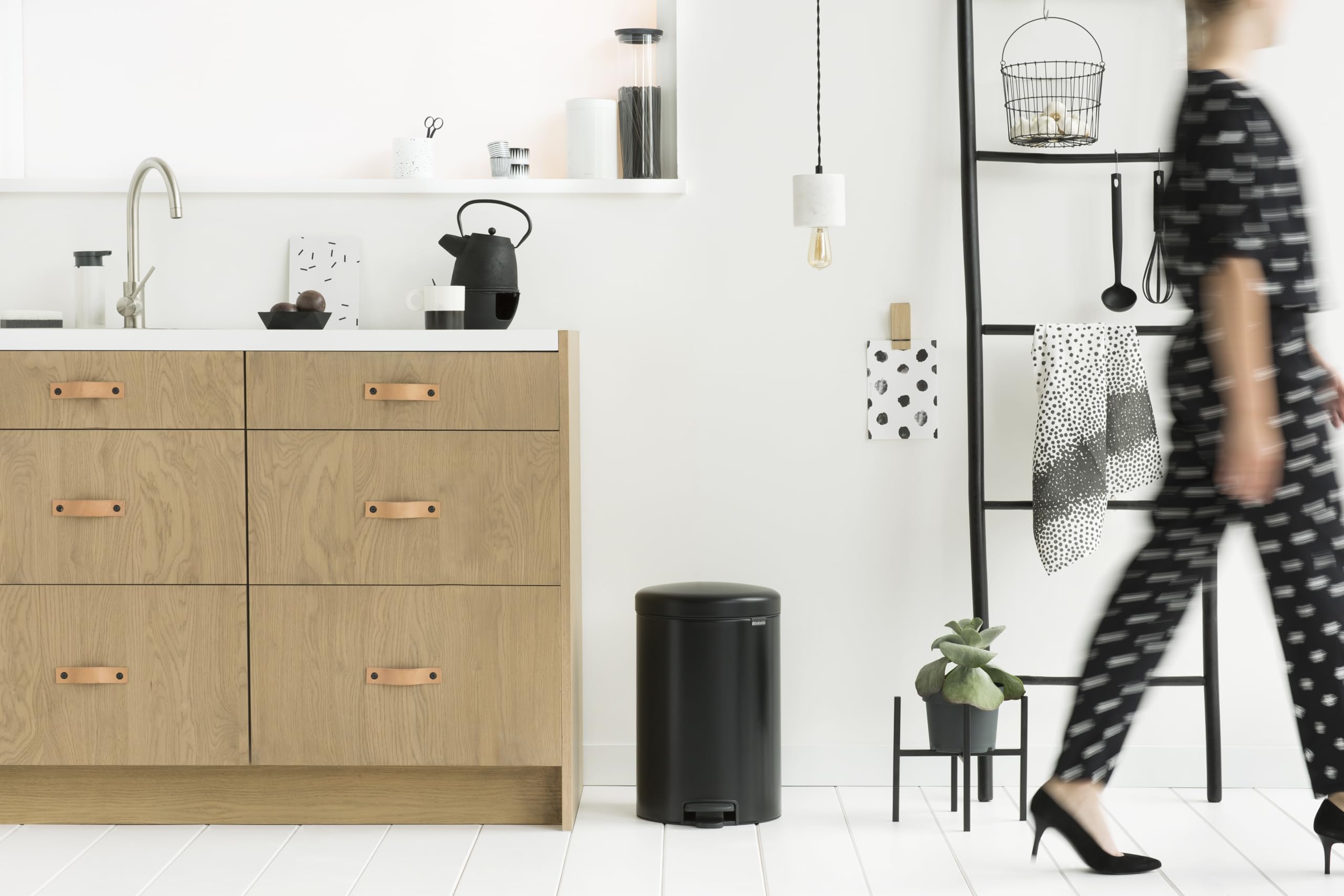 brabantia-newicon-treteimer-20-l-matt-black-geruchsdicht image 5